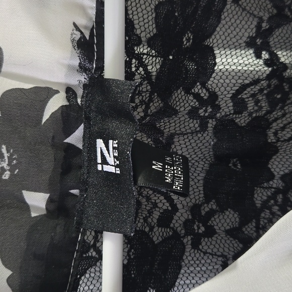 Sleeveless Blouse - Picture 4 of 4